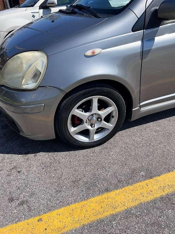 Usata Toyota Yaris 105 CV (77 kW) 2005 Grigio Berlina