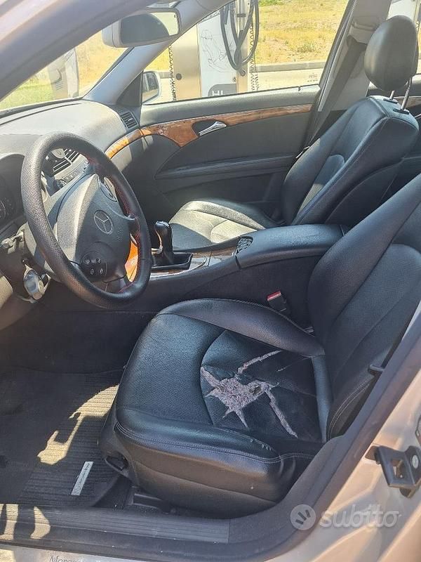 Usata Mercedes E220 150 CV (110 kW) 2004 Grigio Berlina