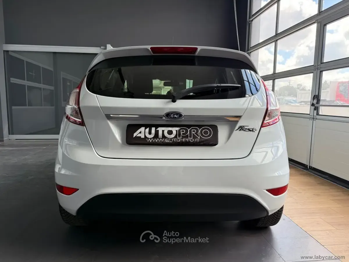 Usata Ford Fiesta Titanium 75 CV (55 kW) 2017 Bianco Utilitaria