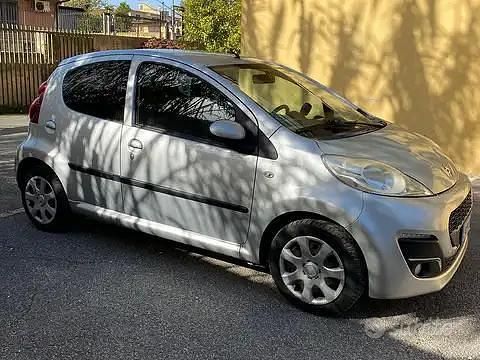 Usata Peugeot 107 Access 68 CV (50 kW) 2012 Grigio Utilitaria