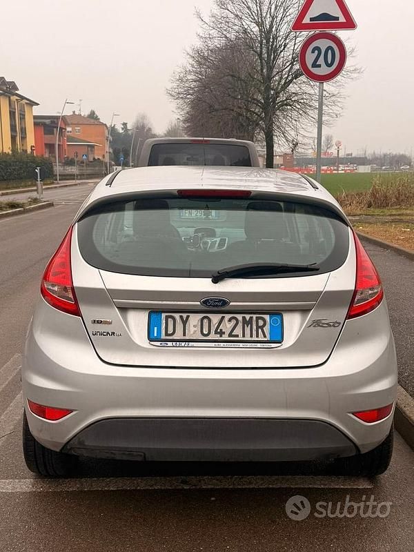 Usata Ford Fiesta 68 CV (50 kW) 2008 Argento Utilitaria
