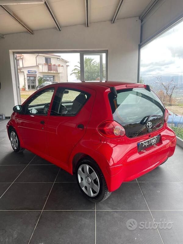 Usata Toyota Aygo 68 CV (50 kW) 2008 Rosso Utilitaria