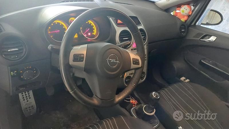 Usata Opel Corsa Enjoy 80 CV (58 kW) 2009 Bianco Utilitaria