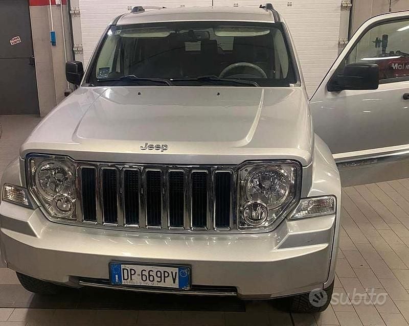 Usado Jeep Cherokee 177 CV (130 kW) 2008 Gris SUV