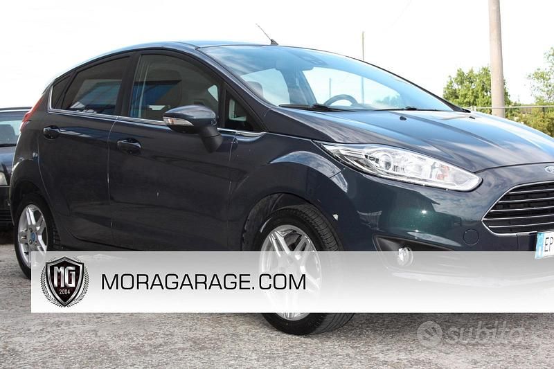 Grigio Usata 2013 Ford Fiesta Titanium Due volumi | 5800 € (Buon prezzo) - Immagine 1/4