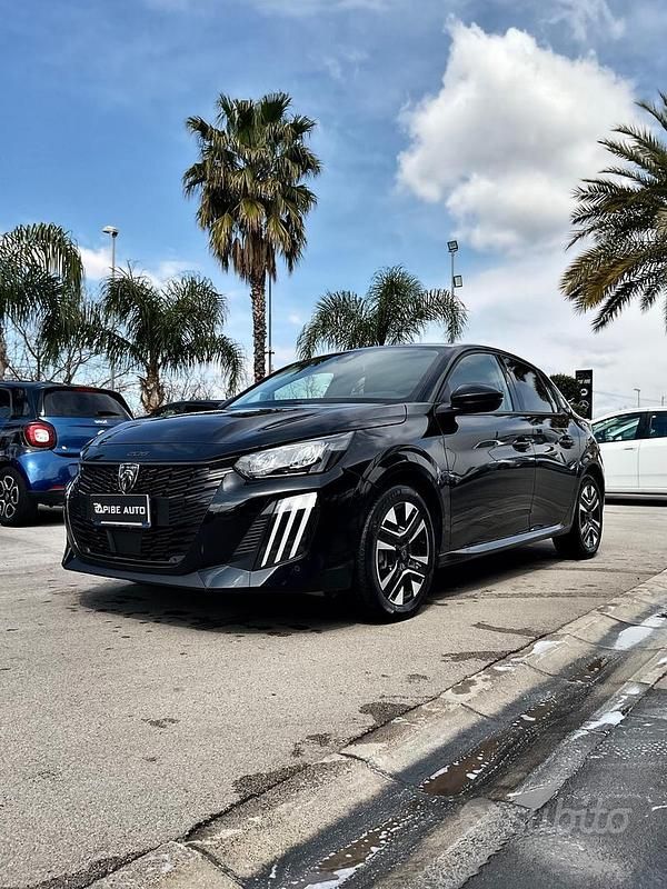 Usata Peugeot 208 Allure 100 CV (73 kW) 2025 Nero Utilitaria