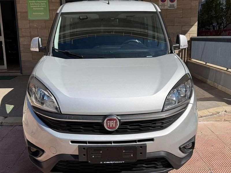 Usata Fiat Doblò Lounge 120 CV (88 kW) 2022 Argento Monovolume