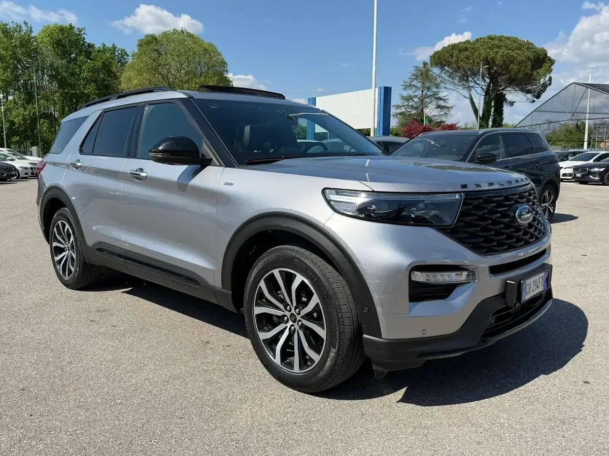 Usata Ford Explorer ST-Line 457 CV (336 kW) 2021 Argento SUV