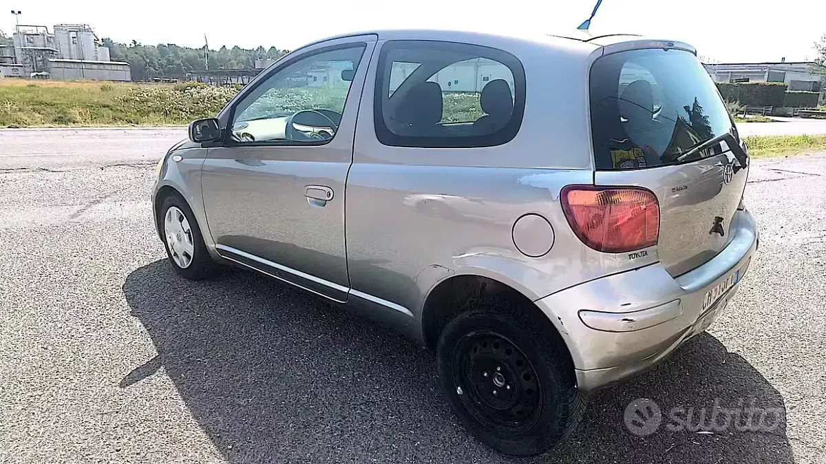 Usata Toyota Yaris Sol 65 CV (47 kW) 2003 Marrone Berlina