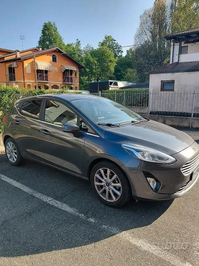 Usata Ford Fiesta 86 CV (63 kW) 2018 Grigio Utilitaria