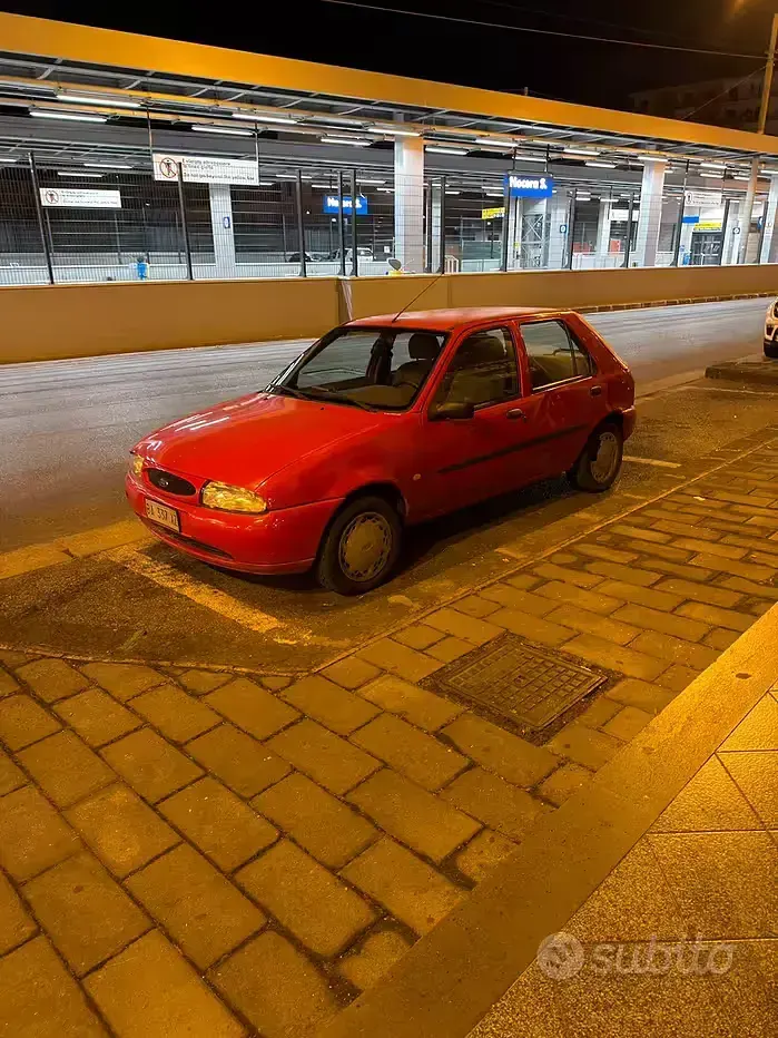 Usata Ford Fiesta 75 CV (55 kW) 1998 Rosso Utilitaria