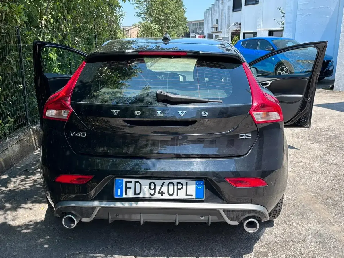 Usata Volvo V40 R-Design Kinetic 120 CV (88 kW) 2016 Berlina