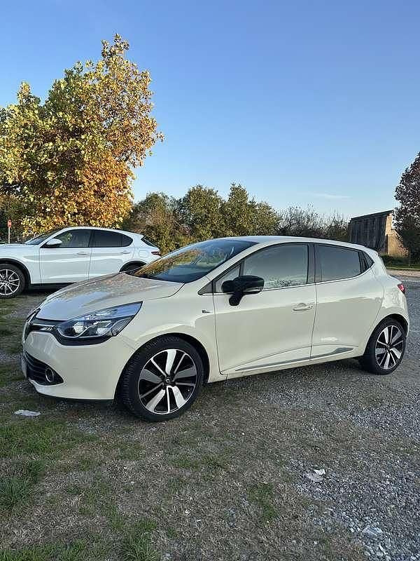 Usata 2016 Renault Clio IV Tre volumi | 8500 € (Buon prezzo) - Immagine 1/4