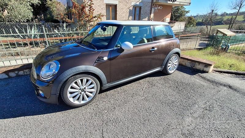 Usata Mini Cooper D 112 CV (82 kW) 2010 Marrone Utilitaria