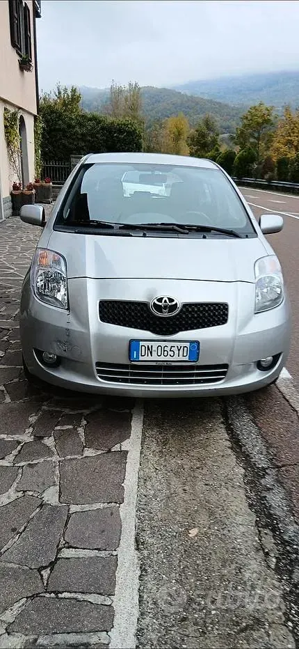 Usata Toyota Yaris Sol 87 CV (63 kW) 2008 Grigio Utilitaria