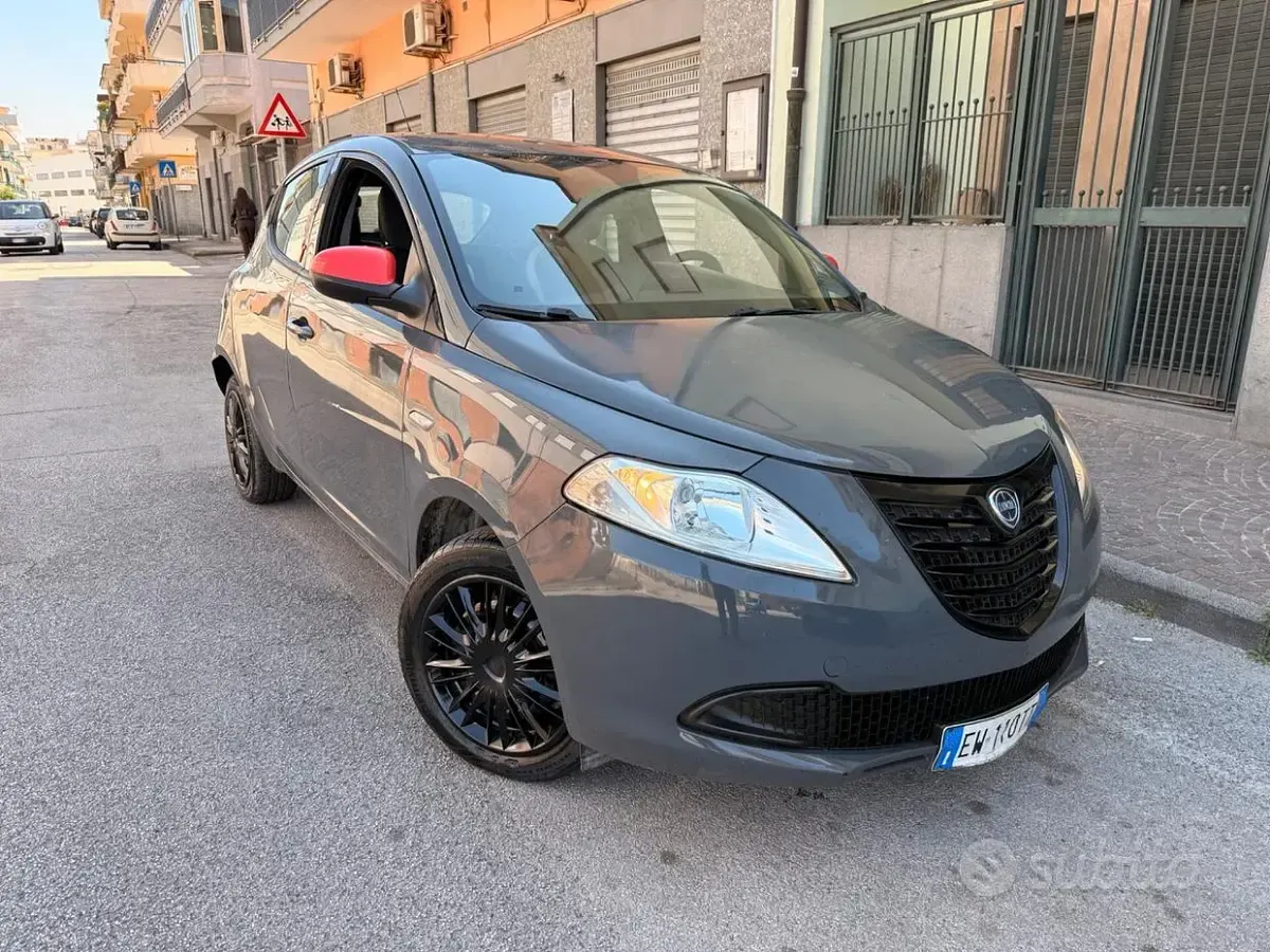 Usata Lancia Ypsilon 95 CV (69 kW) 2015 Grigio Utilitaria