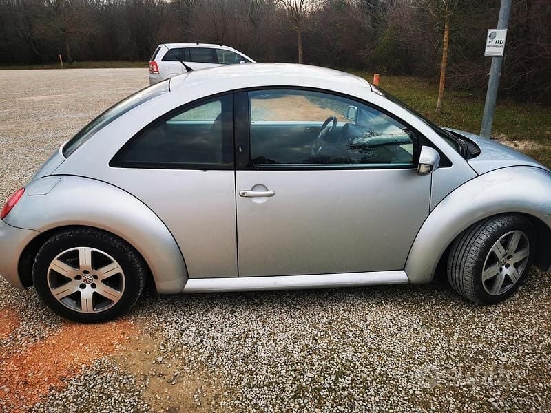 Usata VW Beetle 101 CV (74 kW) 2002 Grigio Berlina