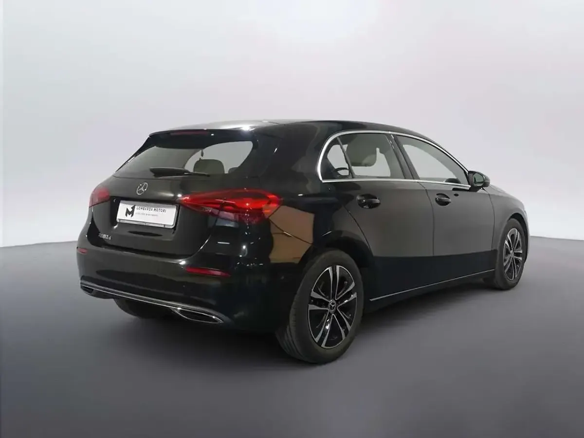 Usata Mercedes A180 AMG Line Premium Plus 116 CV (85 kW) 2023 Nero metallizzato Berlina