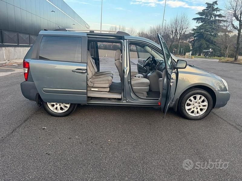 Usata Kia Carnival 185 CV (136 kW) 2009 Grigio Furgone