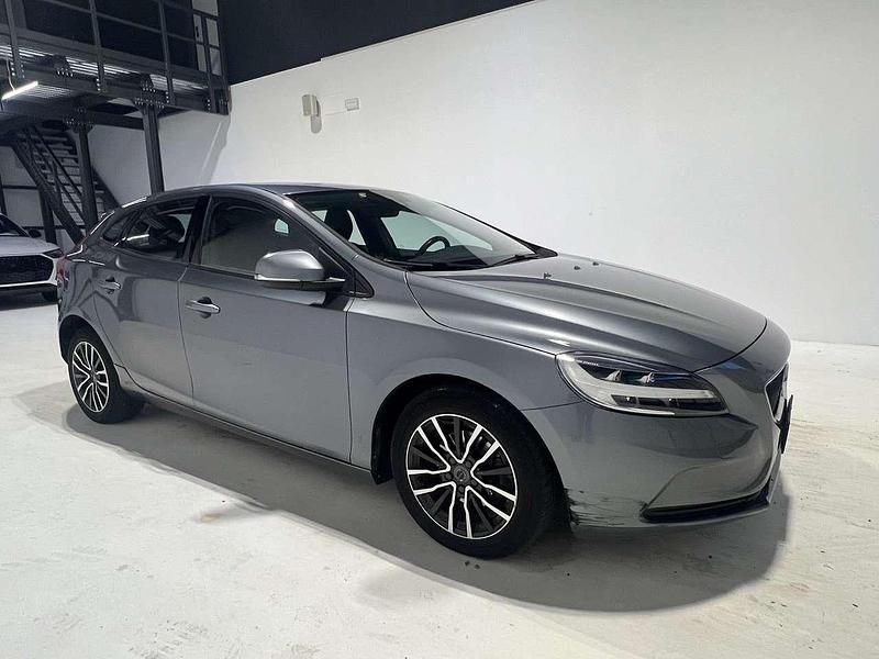 Grigio Usata 2018 Volvo V40 Momentum Tre volumi | 6400 € (Ottimo prezzo) - Immagine 1/4
