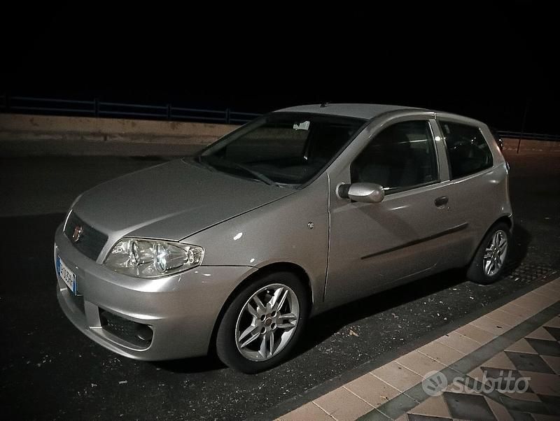 Grigio Usata 2005 Fiat Punto Due volumi | 2000 € - Immagine 1/2