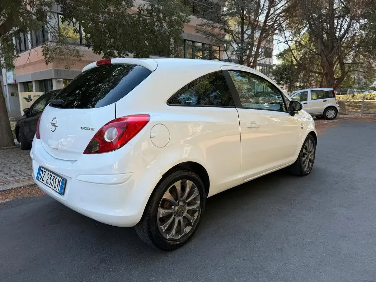 Usata Opel Corsa 75 CV (55 kW) 2010 Bianco Utilitaria