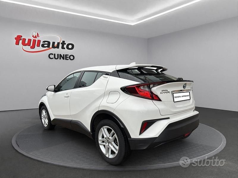 Usata Toyota C-HR Active 122 CV (89 kW) 2023 Solid white SUV