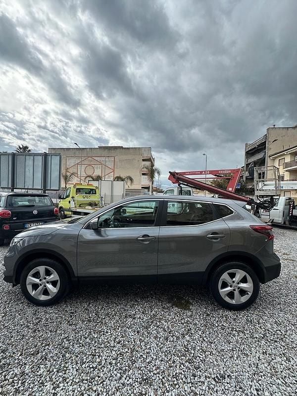 Usata Nissan Qashqai Acenta 110 CV (80 kW) 2018 Grigio SUV