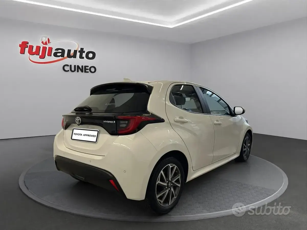 Usata Toyota Yaris Hybrid Trend 116 CV (85 kW) 2022 Super white Utilitaria