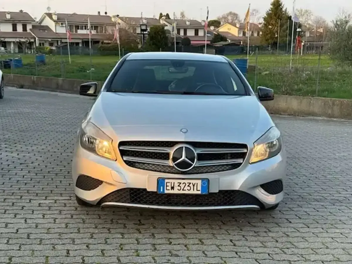 Usata Mercedes A180 122 CV (89 kW) 2014 Grigio Berlina