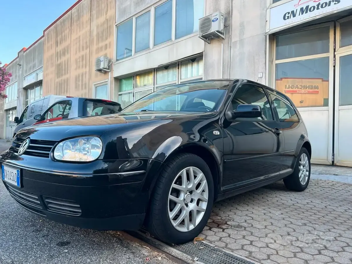 Usata VW Golf IV Highline 105 CV (77 kW) 2001 Berlina