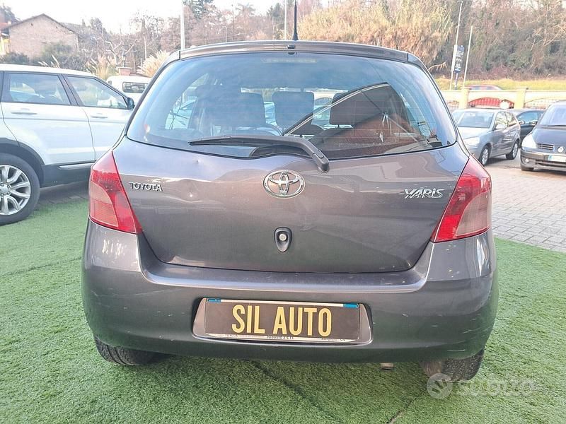 Usata Toyota Yaris 90 CV (66 kW) 2008 Grigio Berlina