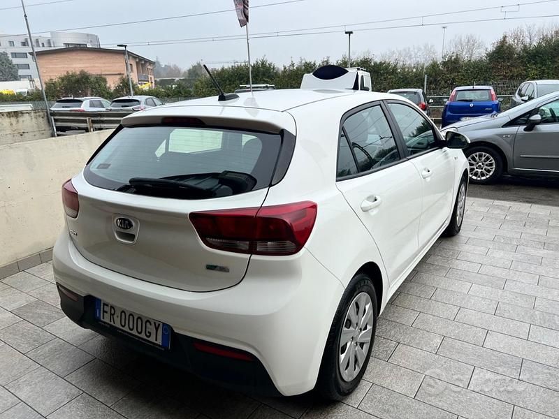 Usado Kia Rio 81 HP (59 kW) 2018 Branco Sedan