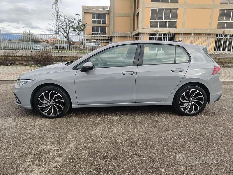Usata VW Golf VIII Life 115 CV (84 kW) 2022 Grigio Berlina