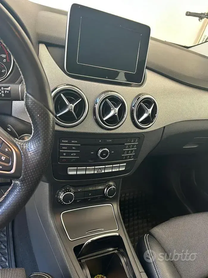 Usata Mercedes B180 109 CV (80 kW) 2017 Bianco Utilitaria