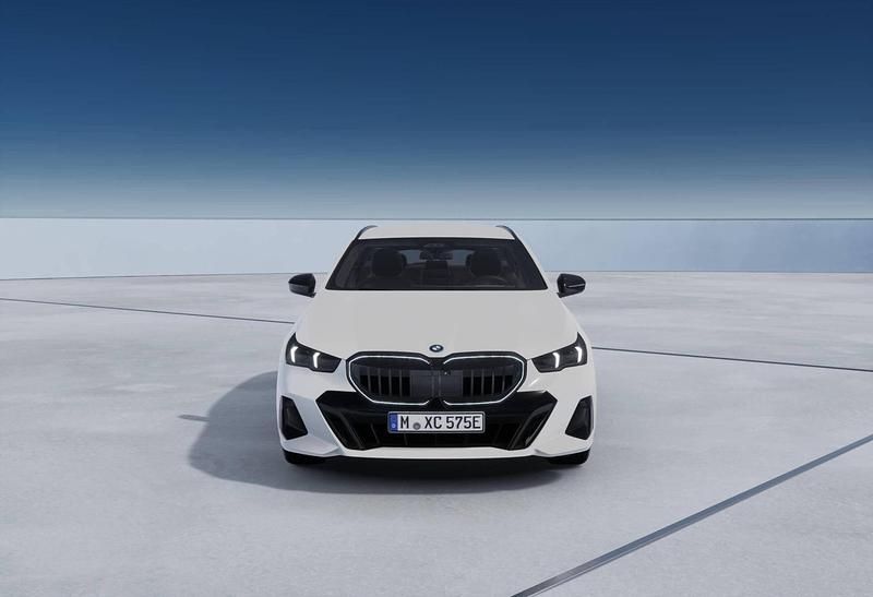 Nuova BMW 530e M Sport 190 CV (139 kW) 2025 Alpin white Station wagon