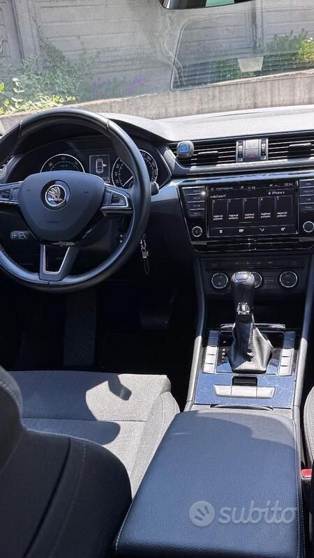 Usata Skoda Superb 140 CV (102 kW) 2016 Marrone Berlina