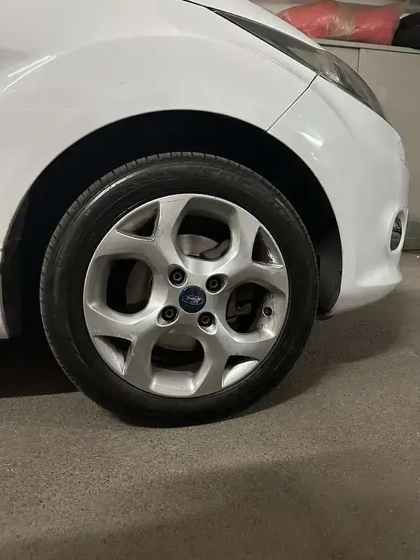 Usata Ford Fiesta Titanium 97 CV (71 kW) 2012 Bianco Berlina