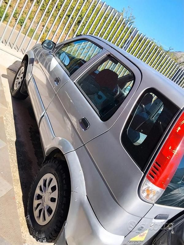 Usata Daihatsu Terios 86 CV (63 kW) 2002 Grigio SUV