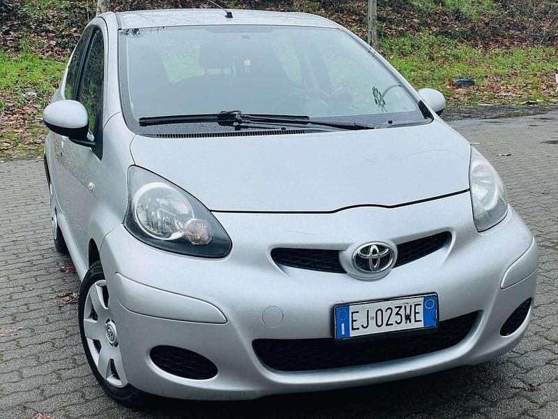 Argento Usata 2011 Toyota Aygo Sol Due volumi | 6490 € (Cara) - Immagine 1/4