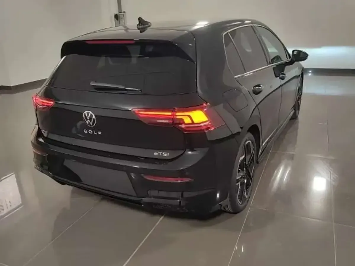 Nuova VW Golf VIII R-line Plus 150 CV (110 kW) 2026 Nero Berlina