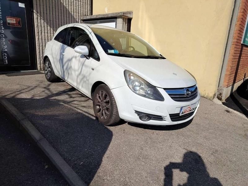 Usata Opel Corsa Edition 95 CV (69 kW) 2010 Bianco gelato metallizzato Utilitaria
