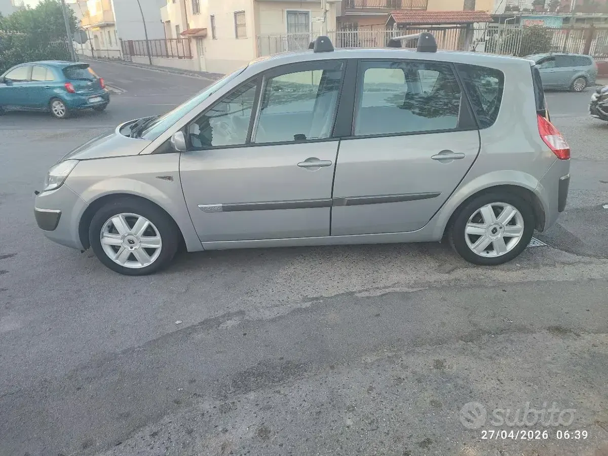 Usata Renault Scenic E-Tech 111 CV (81 kW) 2004 Grigio Monovolume