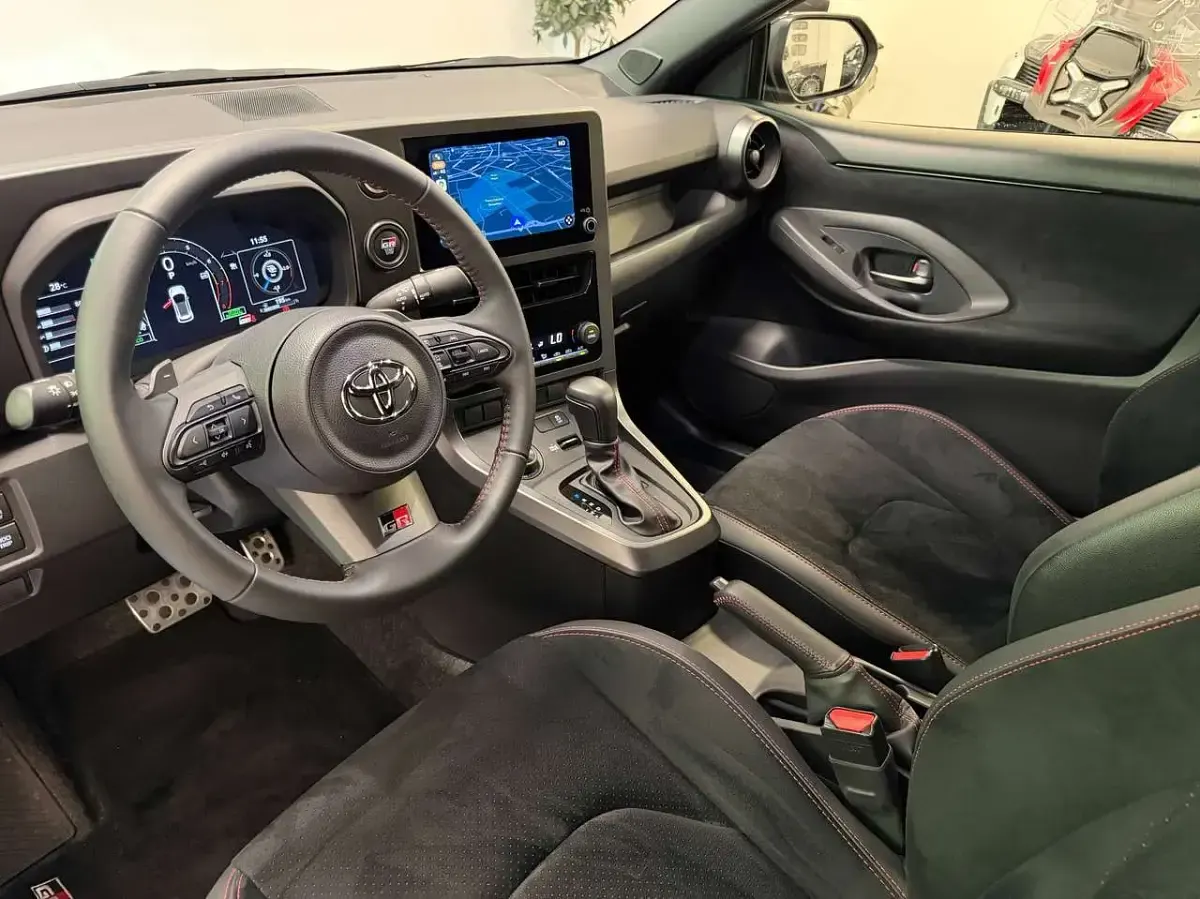 Usata Toyota Yaris 280 CV (205 kW) 2025 Precious metal Utilitaria