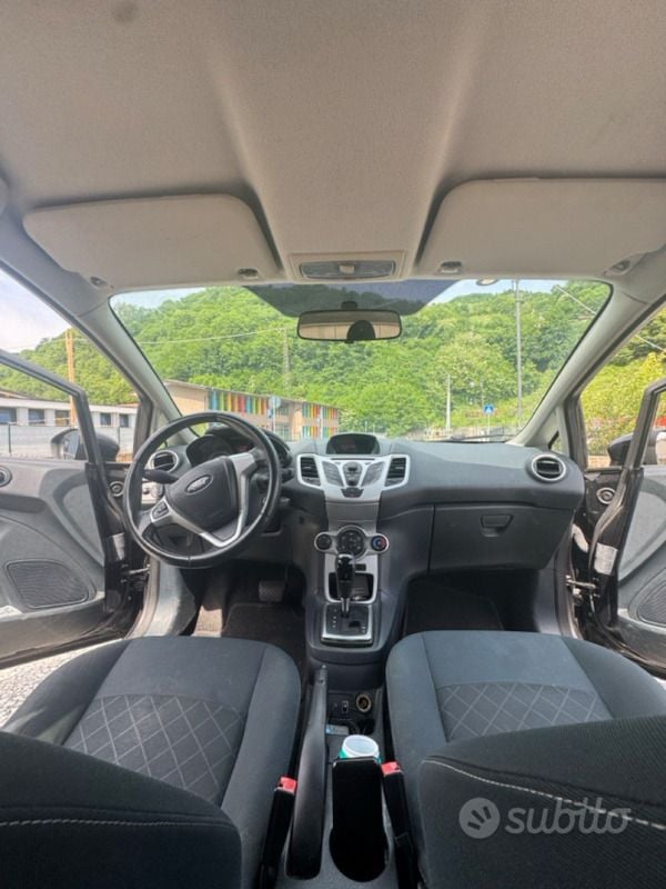 Usata Ford Fiesta 97 CV (71 kW) 2012 Nero Utilitaria