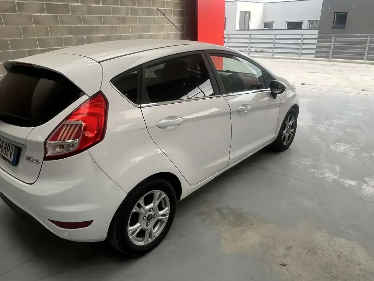 Usata Ford Fiesta 101 CV (74 kW) 2016 Bianco Utilitaria