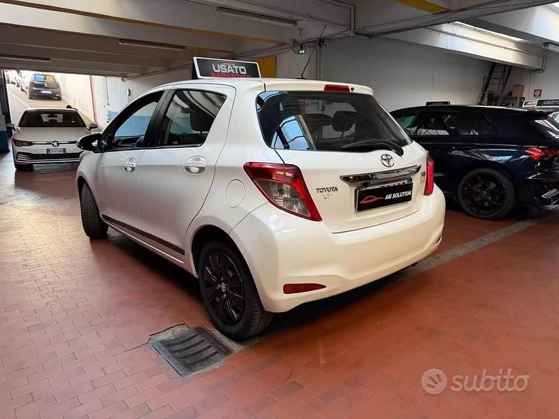 Usata Toyota Yaris 69 CV (50 kW) 2013 Bianco Utilitaria