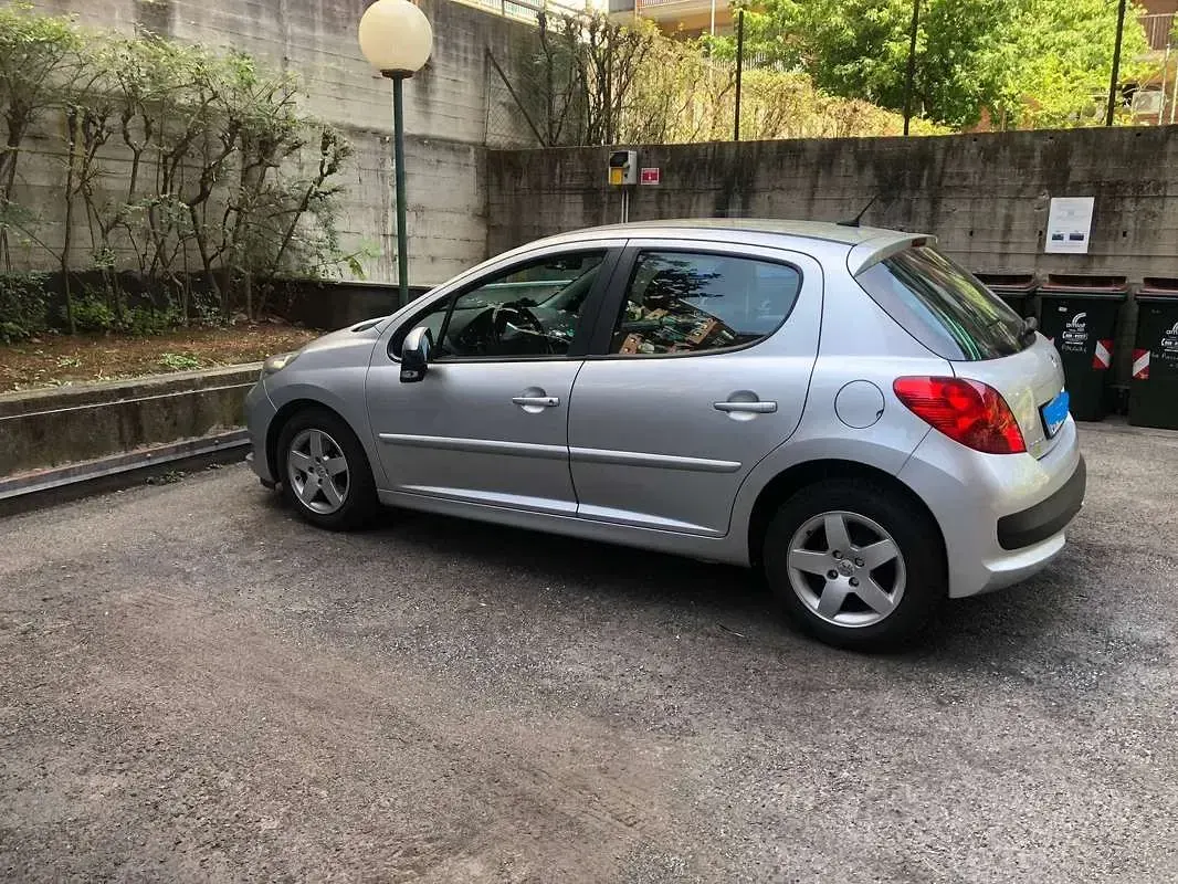 Usata Peugeot 207 95 CV (69 kW) 2009 Argento Berlina
