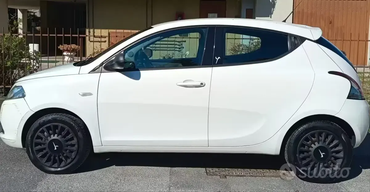 Usata Lancia Ypsilon 69 CV (50 kW) 2014 Bianco Utilitaria