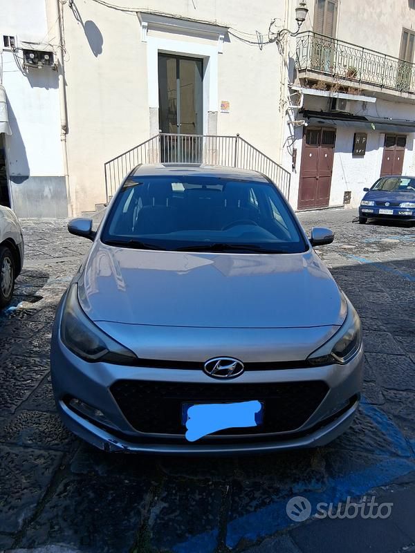 Grigio Usata 2017 Hyundai i20 Comfort Utilitaria | 6600 € (Buon prezzo) - Immagine 1/4